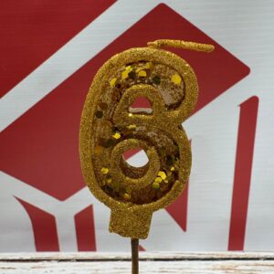 VELA NUMERO 6 GIBREADA CON PALITO 20 CM DORADO IMP