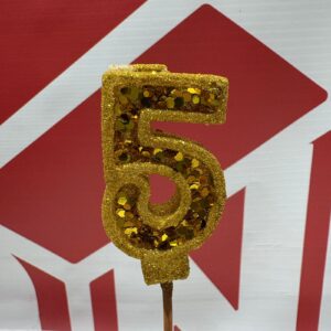 VELA NUMERO 5 GIBREADA CON PALITO 20 CM DORADO IMP